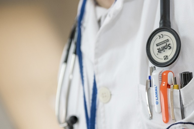 doctor-563428_960_720-768x512
