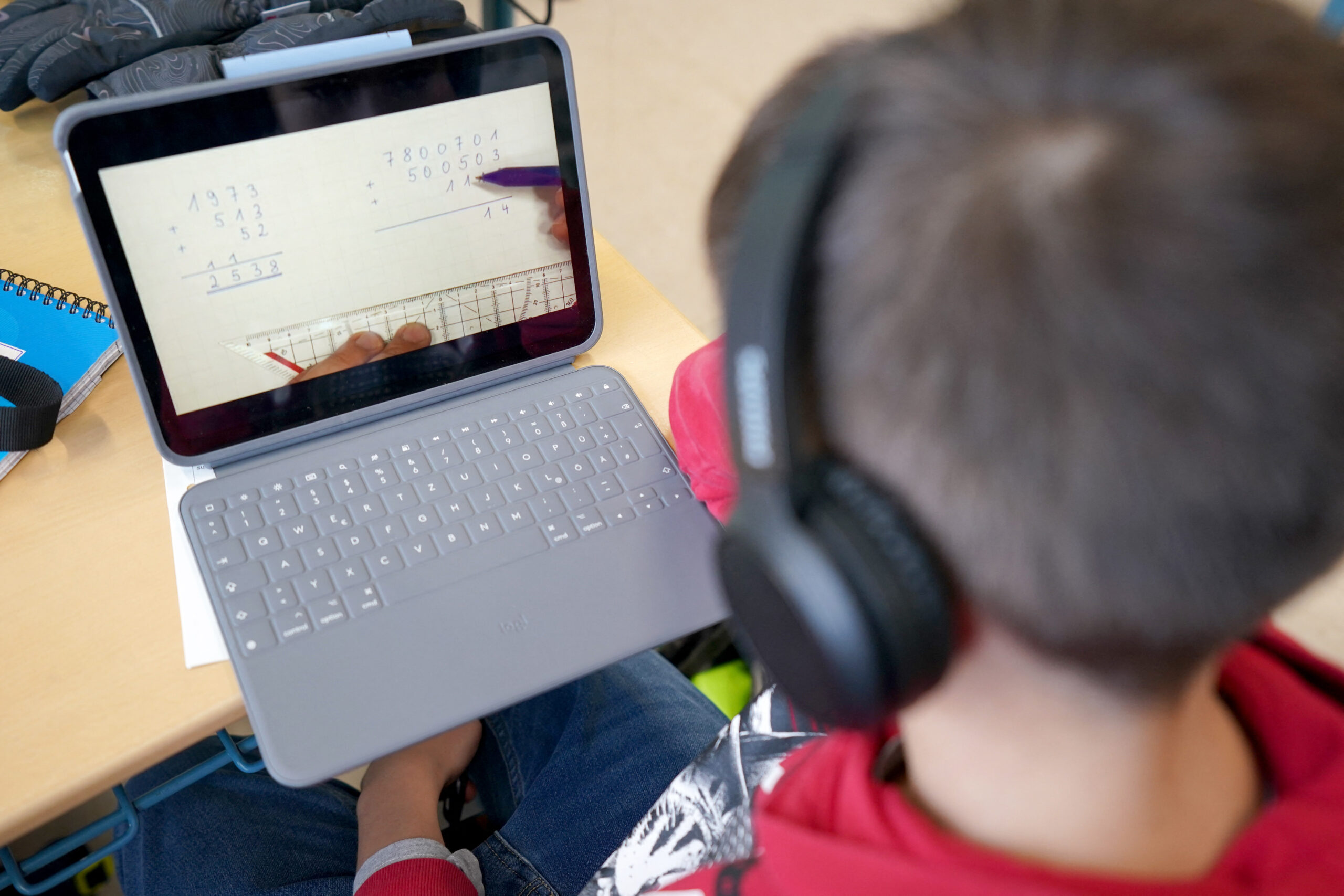 Pilot project with fully digitally equipped schools